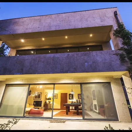 Welcoming House: Retreat With Shared Pool