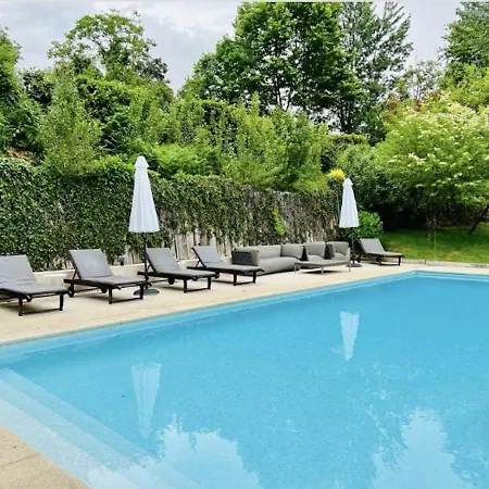 Welcoming House: Retreat With Shared Pool