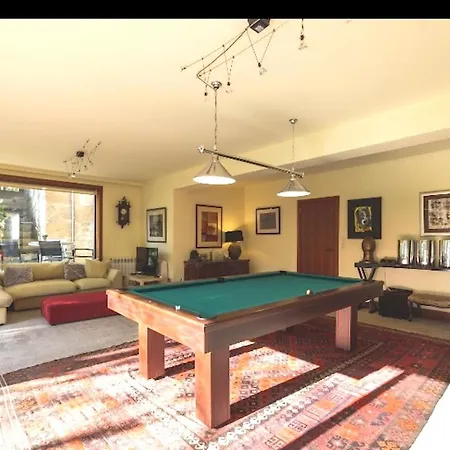 Welcoming House: Retreat With Shared Pool *