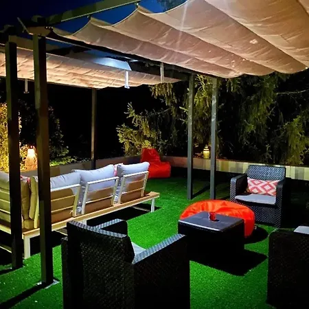 Welcoming House: Retreat With Shared Pool *